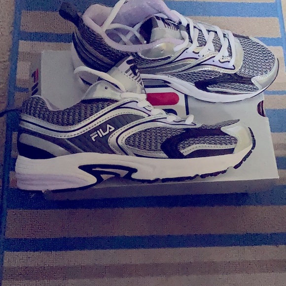 Fula- Size 7 Silver Women’s sneakers. - Picture 4 of 7